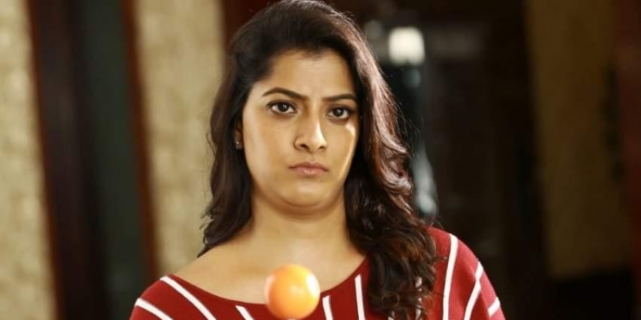 கேவலமான கேள்வியை யாரிடமும் கேட்காதீங்க… வரலட்சுமி காட்டம்